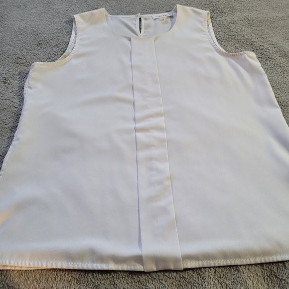 Calvin Klein Women’s Size Medium White Sleeveless Blouse w Pleated Front Panel - Picture 3 of 12